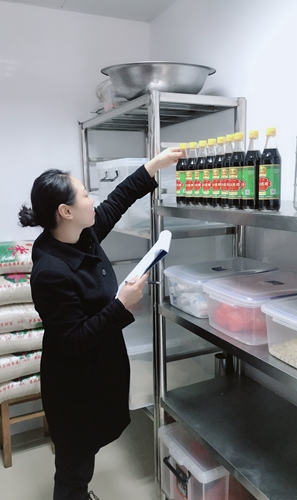 圖為工作人員檢查倉(cāng)庫(kù)存儲(chǔ)情況 徐蘇蘇攝_副本.jpg